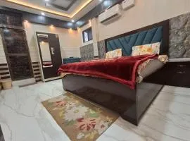 Samiksha HOME STAY 2 NEAR SABJI MANDI AYODHYA JI HANUMANGARHI IS 150m FROM OUR GUEST HOUSE AND RAM JANAM BHOOMI IS 300m