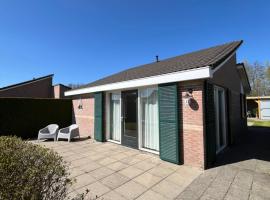 Knusse bungalow met omheinde tuin met veranda, hotel v destinaci Tzummarum