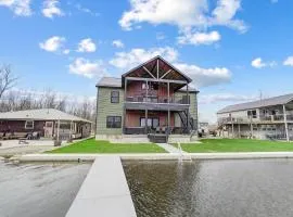 Green Diamond Retreat - Epic Lakefront Oasis for 30, 6BR, Boat Slip, Kayaks