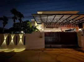 Massive Pet-Friendly House, 5 mins from Beach, Pattaya