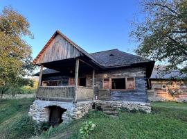 Casa Maramureșeană - Refugiu Tradițional Maramureșean Cazare de Poveste &icirc;n Natură l&acirc;ngă p&acirc;r&acirc;u Loc de joaca pentru Copii Parcare Foișor โรงแรมที่สัตว์เลี้ยงเข้าพักได้ในMarga