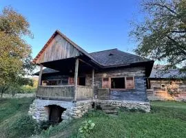 Casa Maramureșeană - Refugiu Tradițional Maramureșean Cazare de Poveste în Natură lângă pârâu Loc de joaca pentru Copii Parcare Foișor