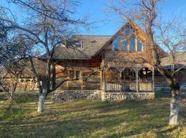 Casa Bunica - Vila Rustică cu Prispă Experiență Rom&acirc;nească Autentică l&acirc;ngă P&acirc;r&acirc;u &icirc;n Natura Loc Joaca Copii Oaza de Liniște, chal&eacute; alpino em Vama Măgura