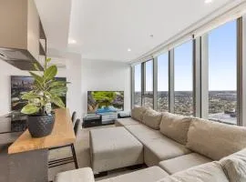 Gorgeous High-Rise Unit with Sky Bar Pool and Gym