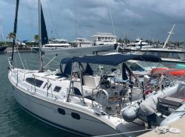 Elegant Sailboat Stay, barco em Key West