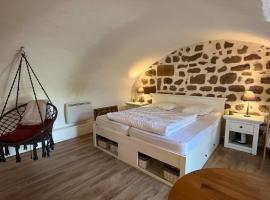 Charmant studio, maison en pierre, terrace and garden, hotel i Veyras