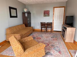 At the Farmhouse - New Frontiers Retreat, chalupa v destinaci Eganville