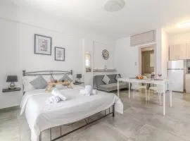 Spacious Flat For Friends & Couples With Balcony