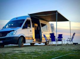 Tirana Leoventure Campervan, barco en Tirana