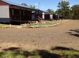 Horsepower Cabins, motel a Warwick