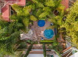 Villa a 10 mins de Tx 5 habs 6 ba&ntilde;os jacuzzi brincol&iacute;n, коттедж в городе Текискиапан