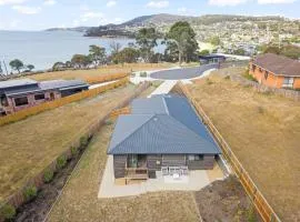Gorgeous 4 Bedroom House - Blackmans Bay