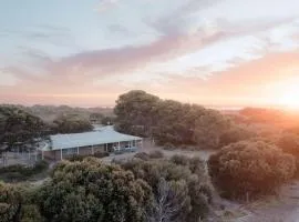 Historic Cottage with private Hiking trails & private waterfront