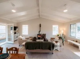 Historic Cottage with private Hiking trails & private waterfront