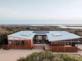 Waterfront Luxury Villa- Private, Nature, Island, hotel in Hindmarsh Island