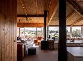 Coastal Tree House- Short Stroll to Beach