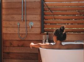 Apple Valley West - Mahana, pet-friendly hotel in Mahana