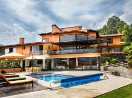 Casa Los Pinos, with a lake view in Avándaro