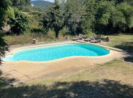 Gîte de la Croisette Sud Ardèche piscine, hotel in Chandolas