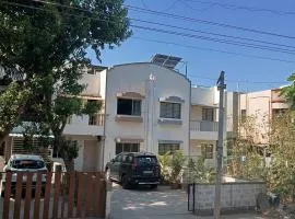Swanky Midtown Holiday Inn 2BHK