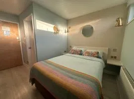 Guest Lodge By The Beach Club
