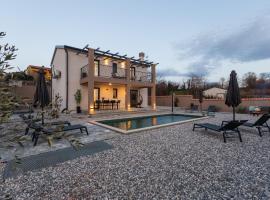 Villa Lumina Divina with Heated Pool near Porec, hotel en Prhati
