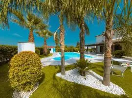 Villa Oxidiana with pool and garden
