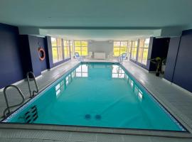 Chtibourguignon, Appartement dans très agréable résidence avec piscine chauffée et sauna, hotel in Levernois