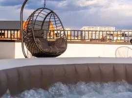 Skylark - Cairo Penthouse cu Jacuzzi si Vedere la Munte