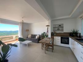 Logement charmant avec vue magique, hotel en Montauroux