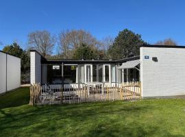 Vakantiehuis aan zee huisdier toegestaan max 2, Hotel in Sint Maartensvlotbrug