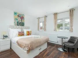 Ephatha Apartments 4-Bedrooms, Sleeps 11, Free Parking, Garden