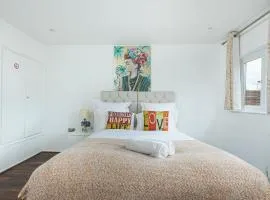 Ephatha House 4-Bedrooms, Sleeps 11, Free Parking, Garden