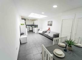 STAY SA Equipped Studios in Guest House next to UOB and QE!