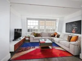 Large 3 bedrm apartment in heart of Theatre Land