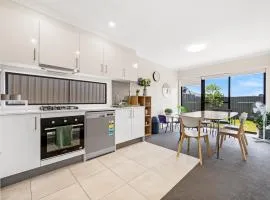 KozyGuru | Austral | Charming 4Bedroom Family Home