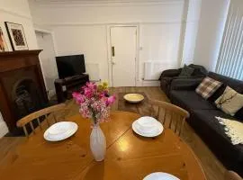 Central location - 3 BR Spacious Townhouse - WiFi - Netflix