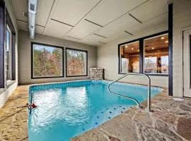 Stunning Cabin with Indoor Pool, Pool Table and Hot-tub in Sevierville, Tennessee