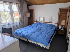 1-2 P Room near Airport AMS freeparking, ξενοδοχείο σε Roelofarendsveen