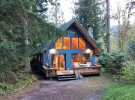 Mt Baker Rim Cabin #53 - A cozy cabin with a open fire place and outdoor hot tub
