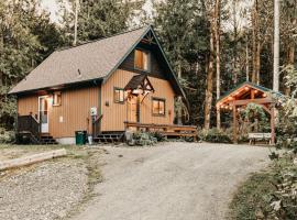 Mt Baker Lodging - Cabin 67 - Private 2-story cabin with a private hot tub، فندق في Maple Falls