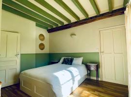 La Suite St Michel - Chambre privée avec salon, homestay in La Ferté-Saint-Aubin