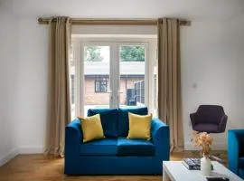 Spacious 5 Bed House, Sleeps 9, Separate, Driveway, Close to City