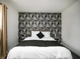 Charming 5 Bed House, Sleeps 9, Separate, Driveway, Close to City