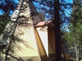 Aux Tipis de la Rivière Sauvage, cabin in Saint Romain