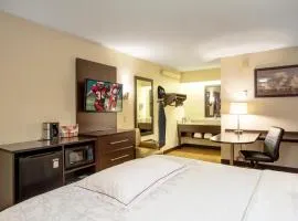 Red Roof Inn PLUS+ St. Louis - Forest Park / Hampton Ave.