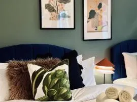 Comfy 3 Bedrooms-Free Parking-Sleeps 8