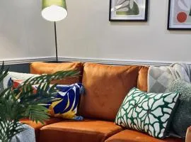 Modern Beds-3 Bedrooms -Contractor Deal-Parking-Sleeps 8
