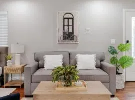 Studio 3 Min to Downtown Beaches Freeways Airport