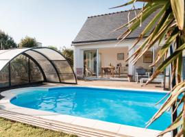 Tipoz'Immo - Belle Bretagne piscine chauffée - proche de la mer - wifi inclus - linge inclus et lits faits - jardin clos - animaux bienvenus - proche des commerces et des attractions touristiques, Hotel in Plovan